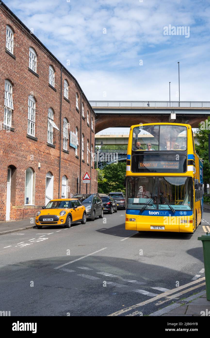 Die Leute, die mit den Toon Tours reisen, öffnen den Bus auf der Lime Street im Kulturviertel von Ouseburn, Newcastle upon Tyne, Großbritannien. Stockfoto