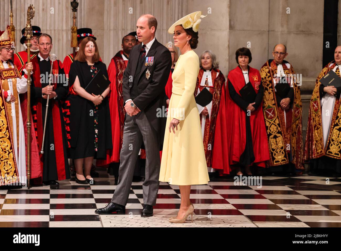 Der Herzog und die Herzogin von Cambridge kommen zum Nationalgottesdienst in der St. Paul's Cathedral, London, am zweiten Tag der Feierlichkeiten zum Platin-Jubiläum von Königin Elizabeth II. Bilddatum: Freitag, 3. Juni 2022. Stockfoto