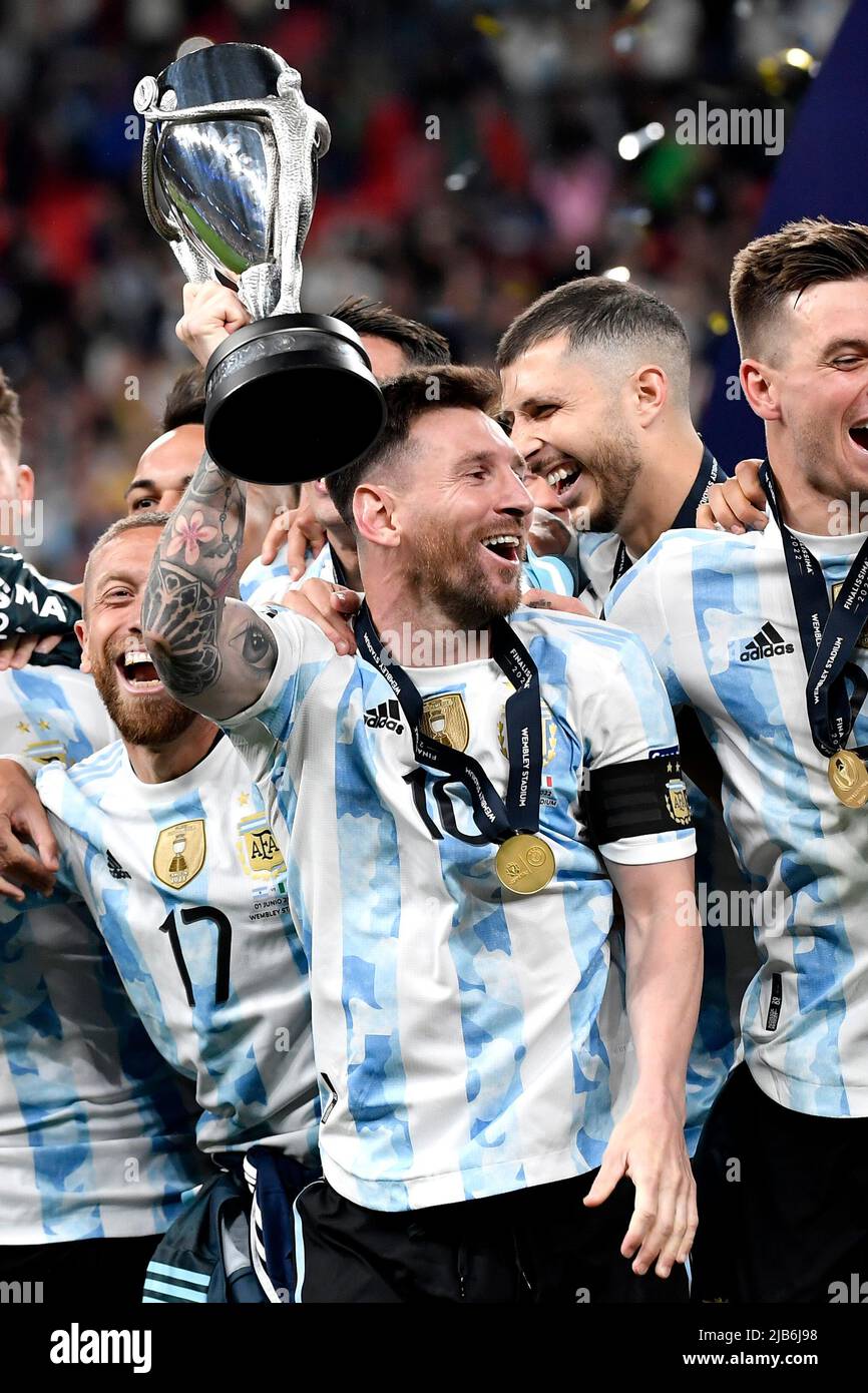 Lionel Messi aus Argentinien feiert mit der Trophäe am Ende des Finalissima-Fußballspiels 2022 zwischen Italien und Argentinien in Wembley Stockfoto