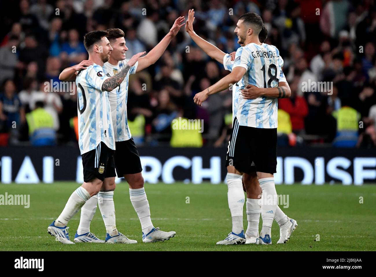 Lionel Messi, Julian Alvarez, Guido Rodriguez und Paulo Dybala aus Argentinien feiern am Ende des Finalissima-Fußballspiels 2022 Stockfoto