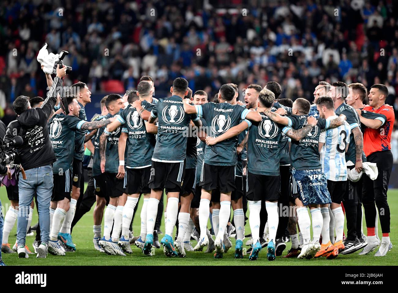 Argentinische Spieler feiern am Ende des Finalissima-Fußballspiels 2022 zwischen Italien und Argentinien im Wembley-Stadion in London, England Stockfoto