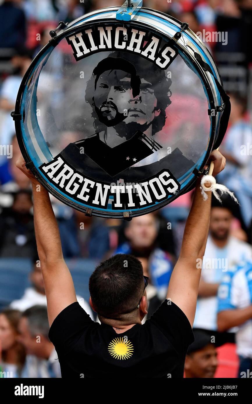 Ein Fan Argentiniens hebt eine Trommel mit gedruckten Porträts von Diego Armando Maradona und Lionel Messi während des Finalissima-Pokalspiels 2022 Be Stockfoto