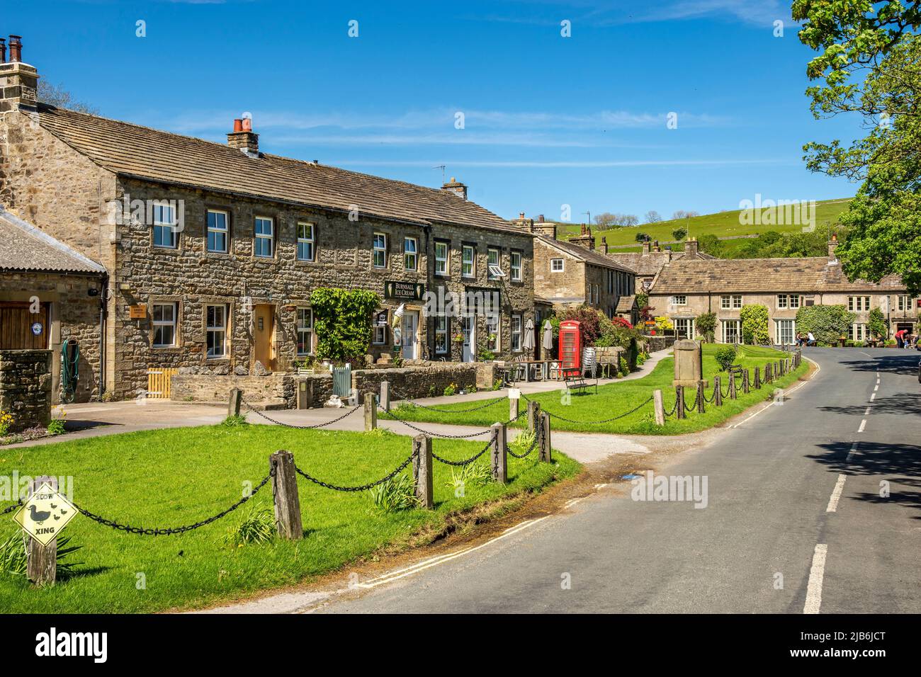 Burnsall ist ein Dorf und eine Gemeinde im Distrikt Craven in North Yorkshire, England. Es liegt am Fluss Wharfe in Wharfedale, und ist in Stockfoto