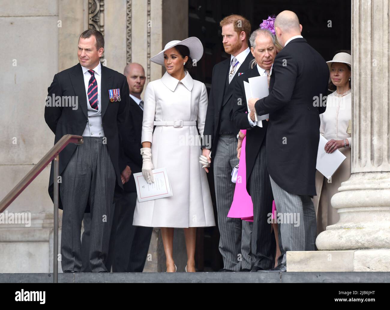 3.. Juni 2022. London, Großbritannien. Peter Phillips, Meghan, die Herzogin von Sussex, Prinz Harry, der Herzog von Sussex, Viscount Linley, Zara Tindall und Mike Tindall nehmen am Erntedankgottesdienst Teil, um das Platin-Jubiläum Ihrer Majestät der Königin im Rahmen der Platin-Jubiläumsfeiern in der Kathedrale von St. PaulÕs zu feiern. Quelle: Doug Peters/EMPICS/Alamy Live News Stockfoto