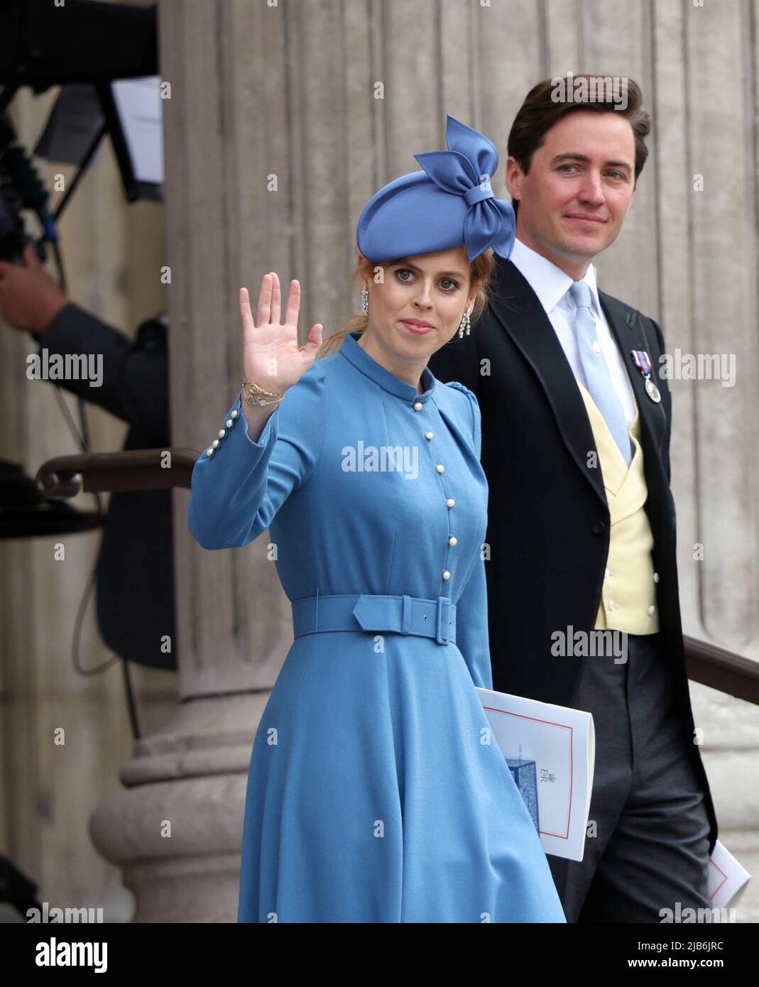 London, Großbritannien. 03.. Juni 2022. Prinzessin Beatrice von York und Edoardo Mapelli Mozzi nehmen am Erntedankgottesdienst in der St. Paul's Cathedral Teil, um das Platin-Jubiläum von Königin Elizabeth II. Zu feiern Die meisten älteren Mitglieder der königlichen Familie sind anwesend, aber leider kann Königin Elizabeth II. Nicht teilnehmen und Prinz Andrew zog sich aus, weil er positiv auf Coronavirus getestet wurde. Kredit: Paul Marriott/Alamy Live Nachrichten Stockfoto
