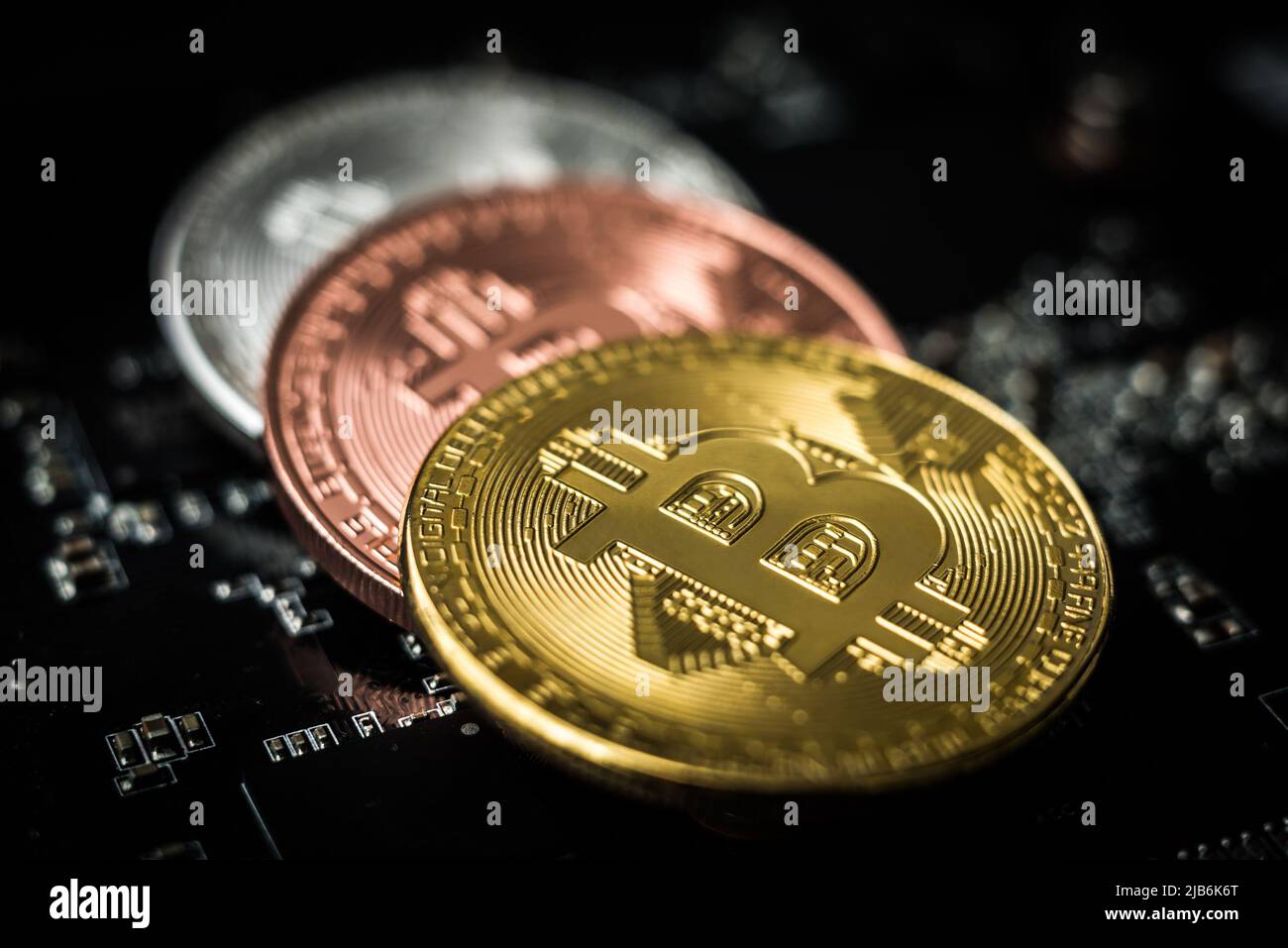 Nahaufnahme von Bitcoins auf Mikrokreisen Stockfoto