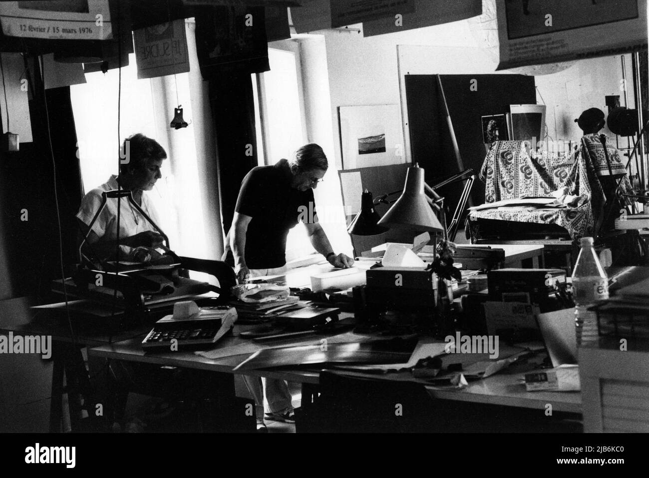 Portrait des photographes Claudine et Jean Pierre Sudre (1921-1997) en 1987. ©Michele Brabo/Opale.photo Stockfoto