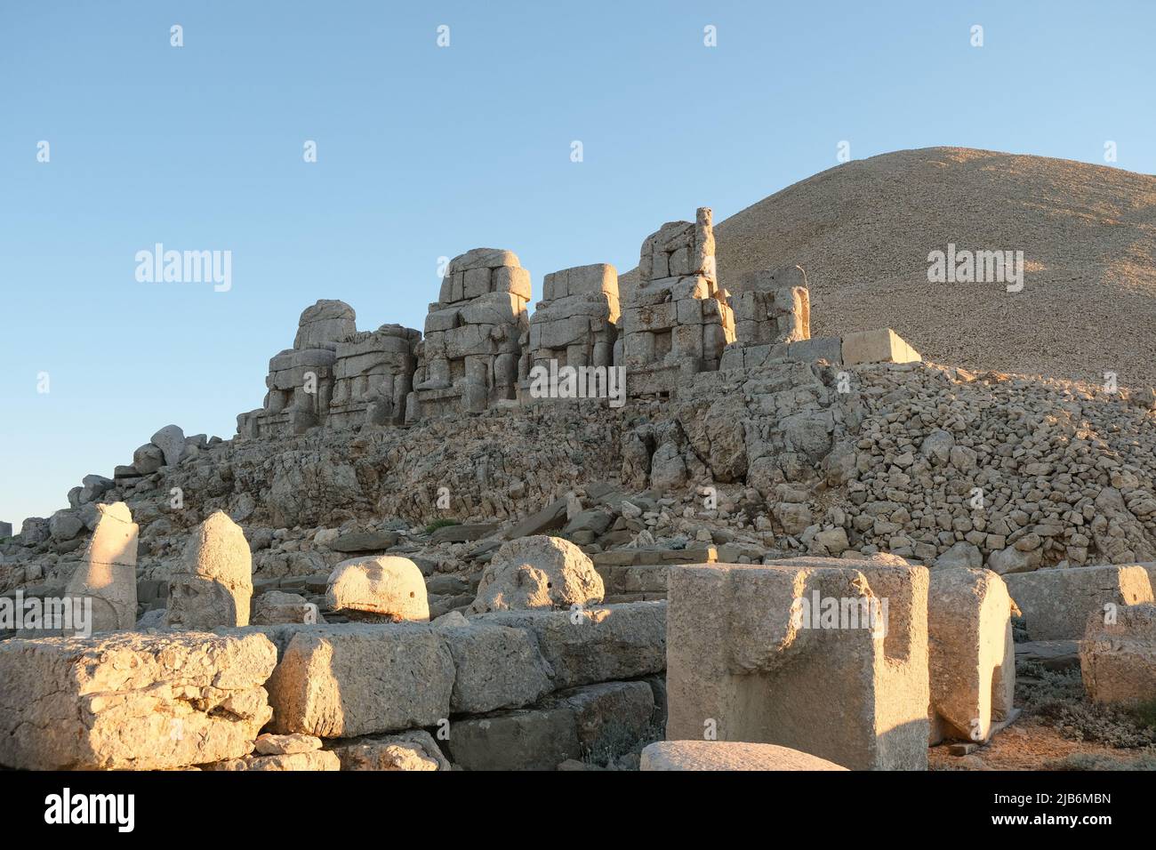 Mount Nemrut mit dem Kopf vor den Statuen. Das UNESCO-Weltkulturerbe am Mount Nemrut. Stockfoto
