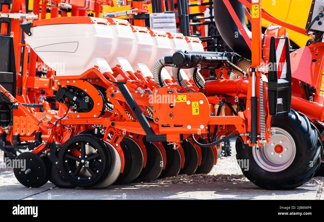 Nahaufnahme der neuen Sämaschine. Getreide säen intelligente Technologie in der Landwirtschaft Stockfoto