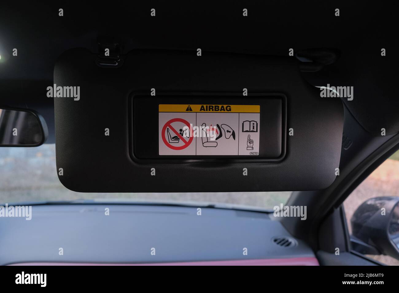 Airbag Warnaufkleber für Babysitz auf dem Make-up-Spiegel im Auto Stockfoto