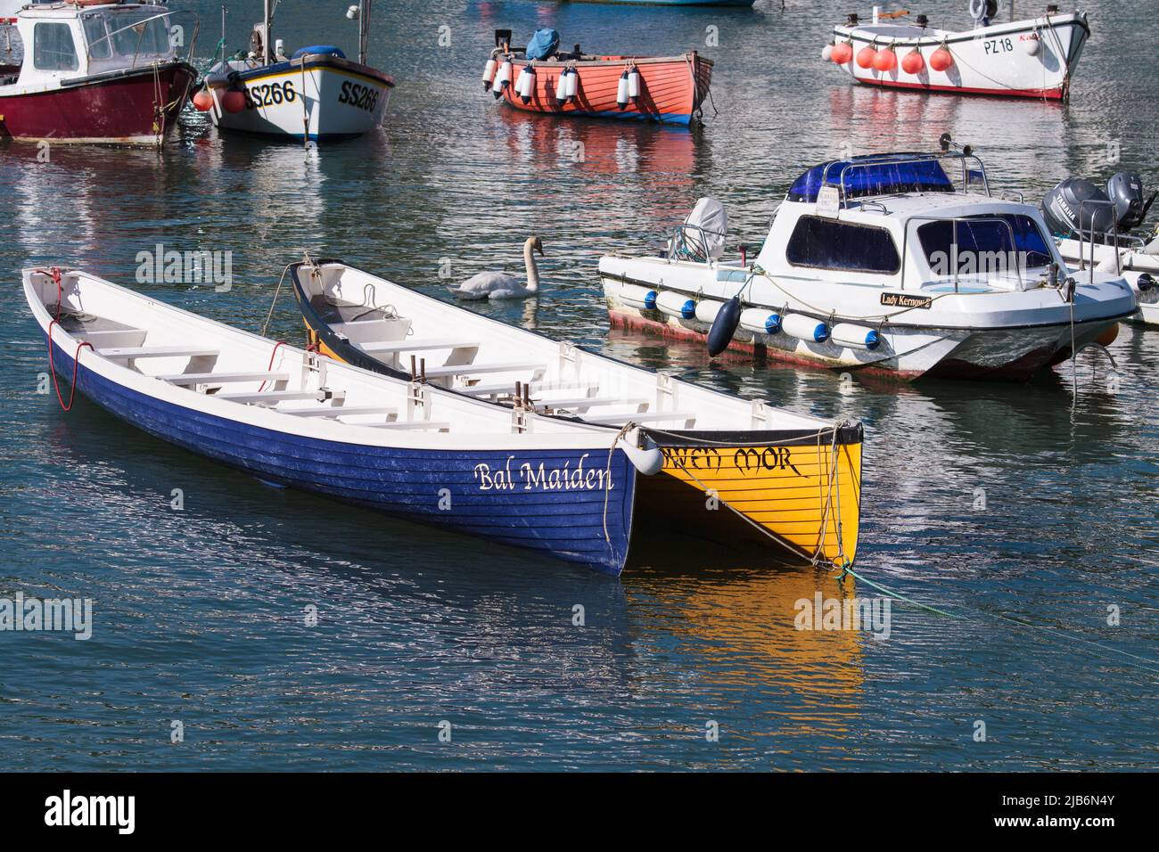 Die zwei Gigs des Porthleven Gig Clubs in Cornwall bei Flut Stockfoto