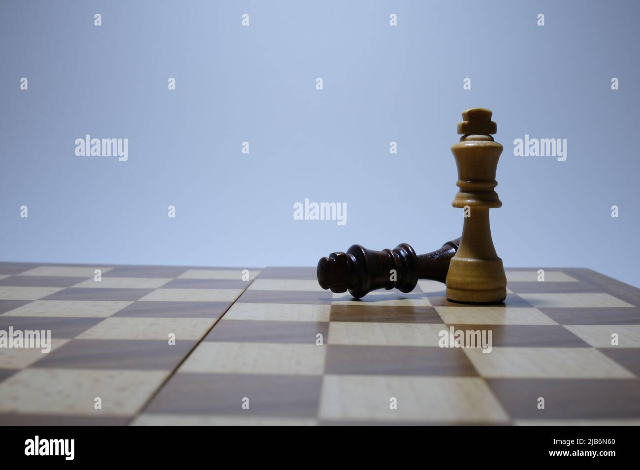 Checkmate-Konzept. Schachbrett Spiel Konzept Hintergrund. Holzschachfiguren auf einem Brettspiel. Stockfoto