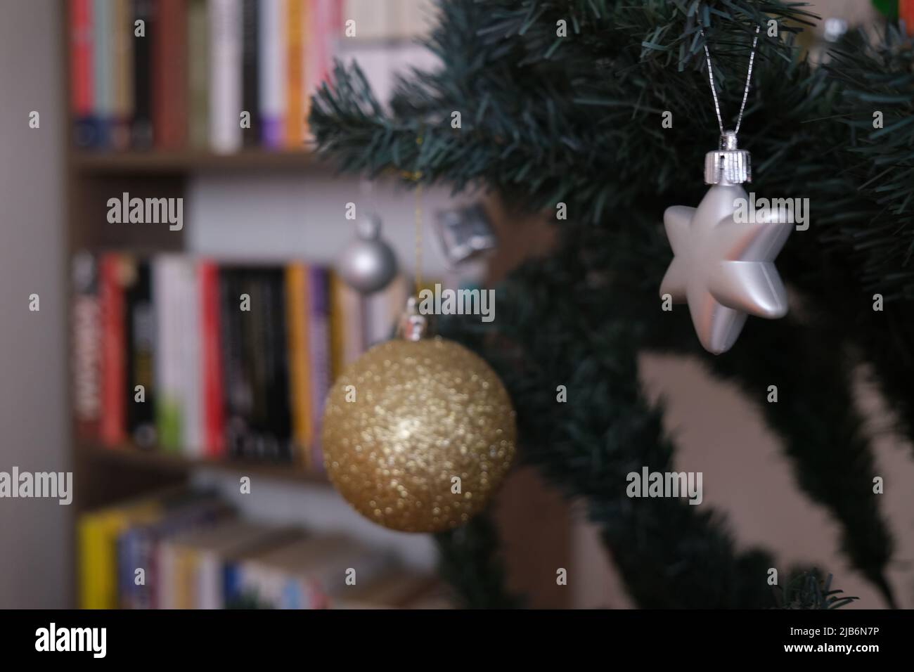 Weihnachtsbaum mit Dekoration auf einem Weihnachtsbaum und Bokeh Bücherregal Hintergrund. Stockfoto