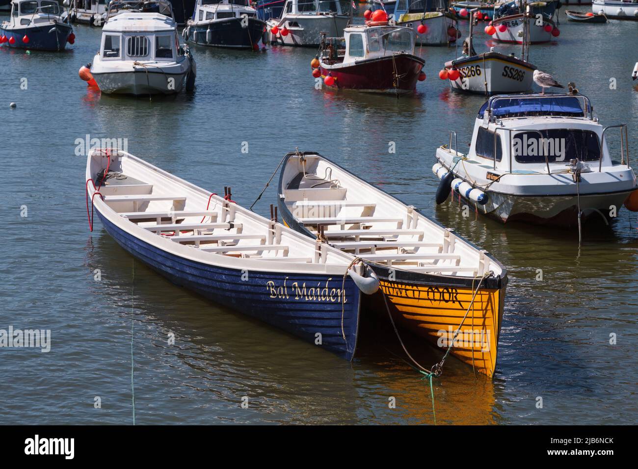 Zwei Konzerte vom lokalen Gig Club, der im kornischen Fischerhafen von Porthleven festgemacht hat Stockfoto
