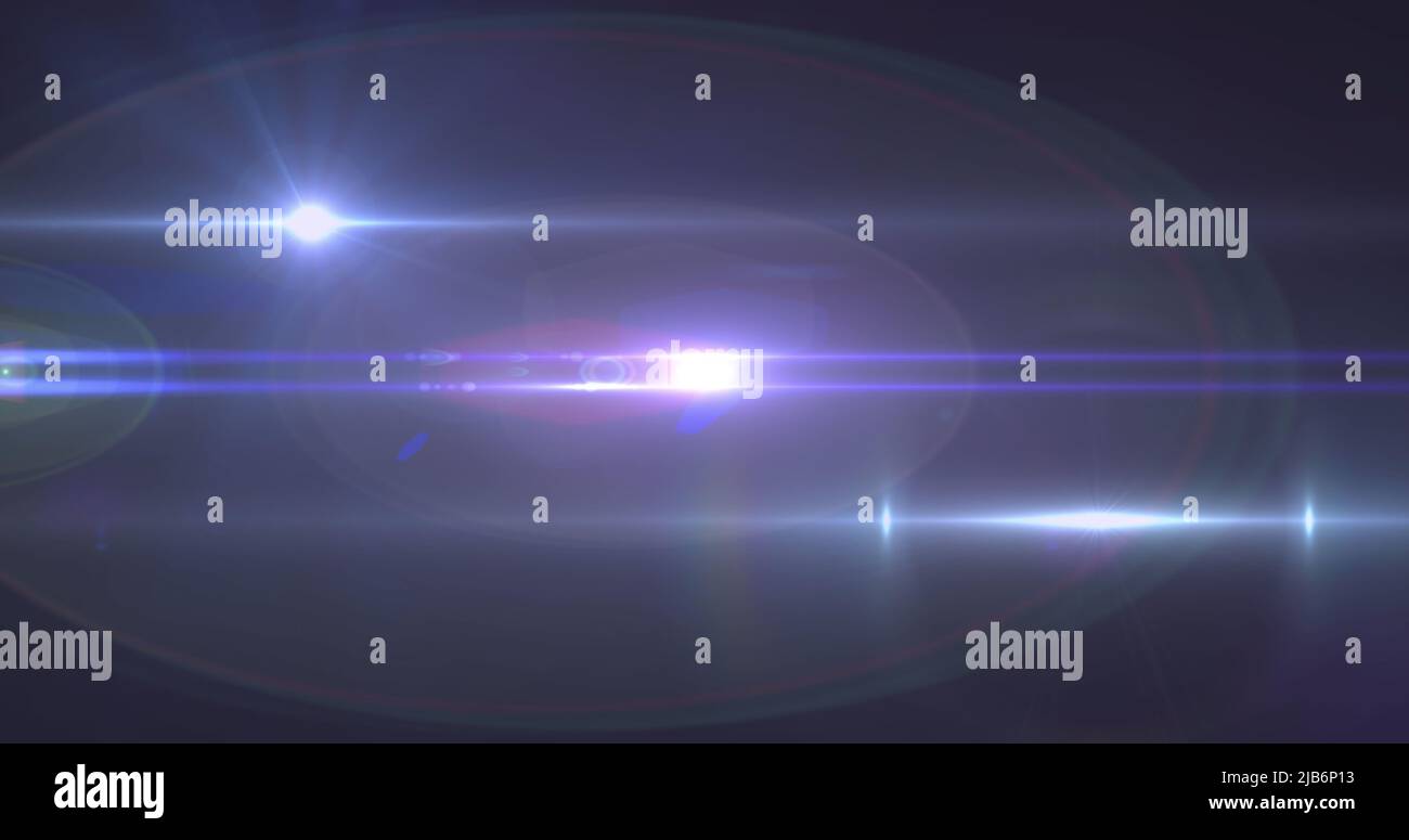 Bild von Lichtstrahlen, die sich über dunklen Hintergrund bewegen Stockfoto