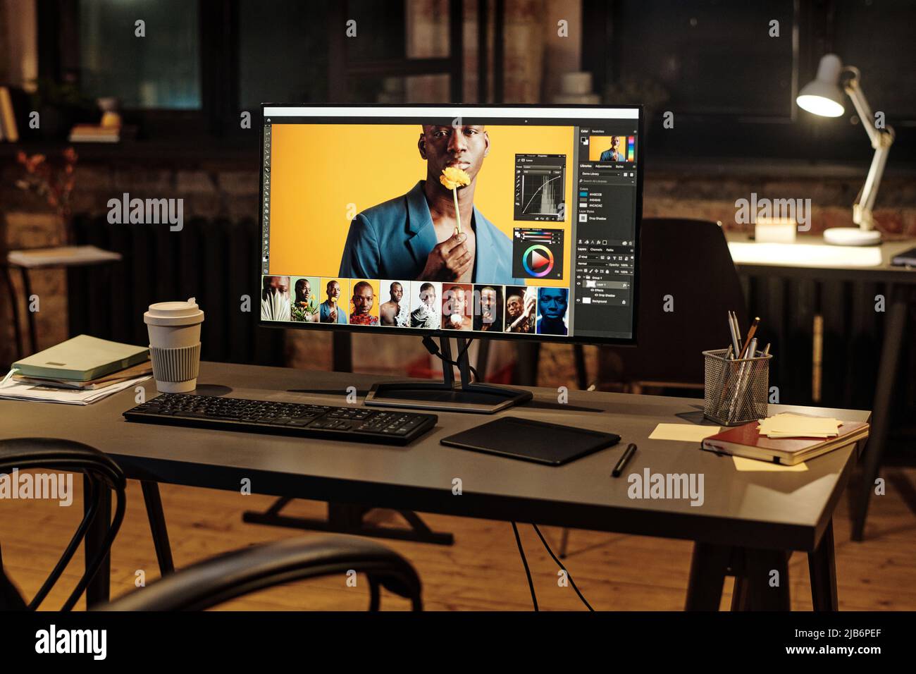 Bild des Arbeitsplatzes des Grafikdesigners mit großem Computermonitor und Grafiktablett für die Arbeit im Büro Stockfoto