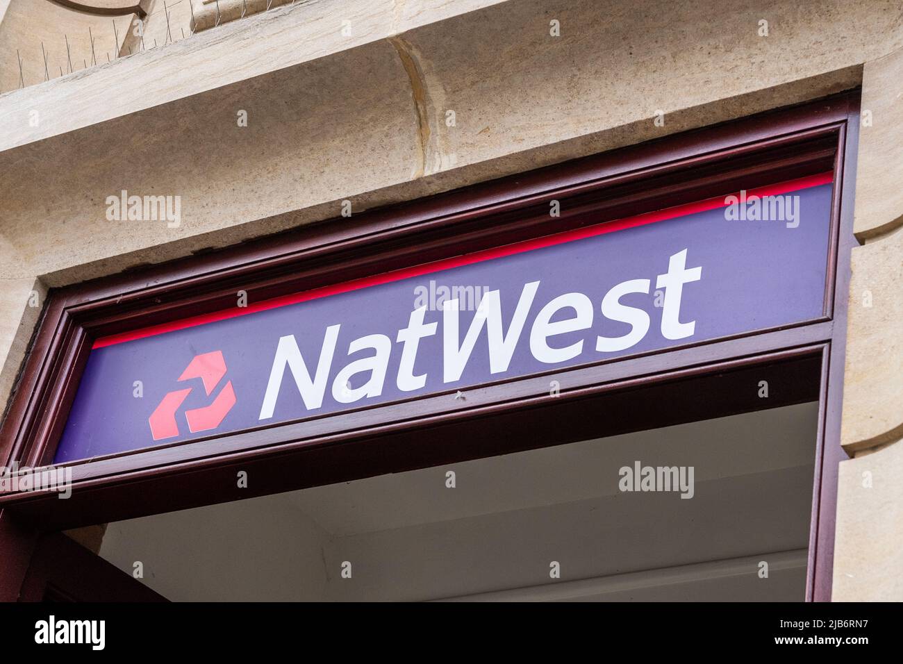 NatWest Bank Zeichen/Logo auf einer Niederlassung in Lincoln, Großbritannien. Stockfoto