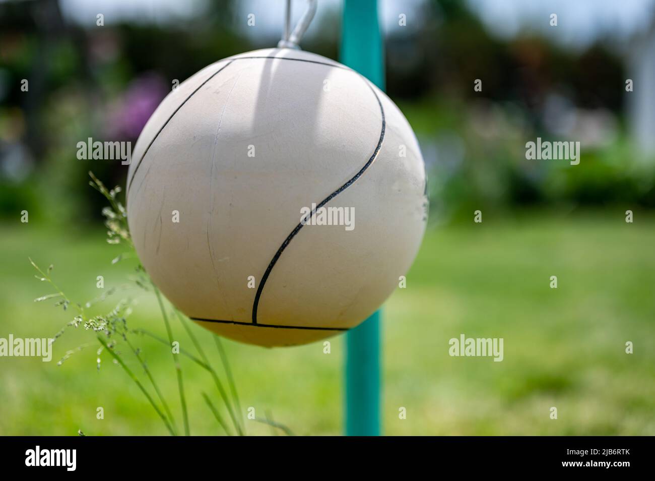 Tetherball sitzt untätig neben der Stange in einem Hinterhof. Stockfoto