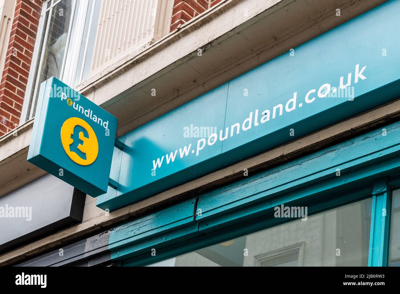 Discounter Poundland Schild/Shop Front in Großbritannien. Stockfoto