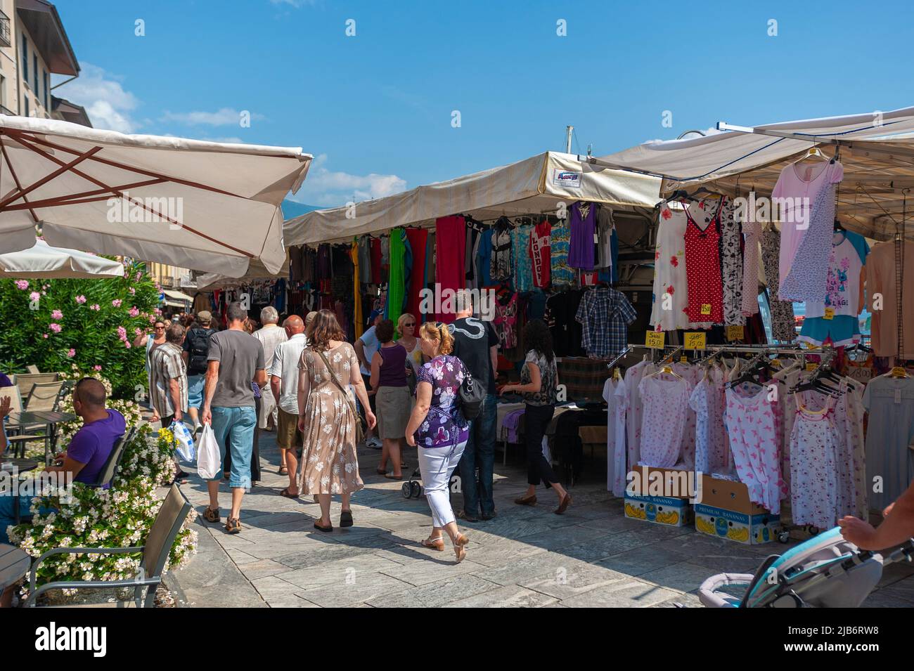 Touristen auf dem Wochenmarkt von Cannobio am Lago Maggiore, Piemont, Italien, Europa Stockfoto