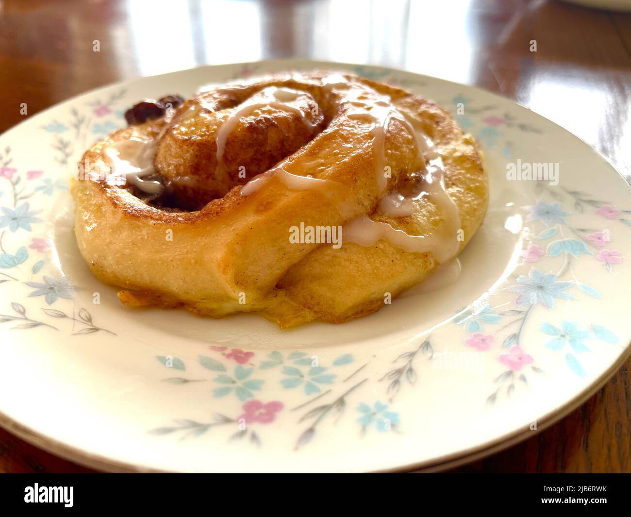 Zimt-Brioche mit Frischkäse gekrönt Stockfoto