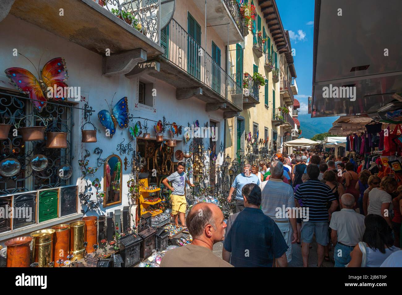 Touristen auf dem Wochenmarkt von Cannobio am Lago Maggiore, Piemont, Italien, Europa Stockfoto