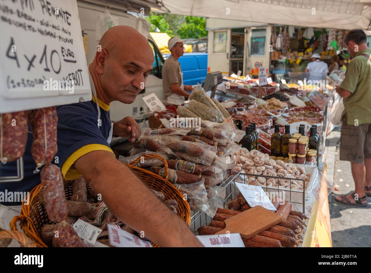 Marktstand auf dem Wochenmarkt mit italienischen Salami-Spezialitäten, Cannobio, Piemont, Italien, Europa Stockfoto