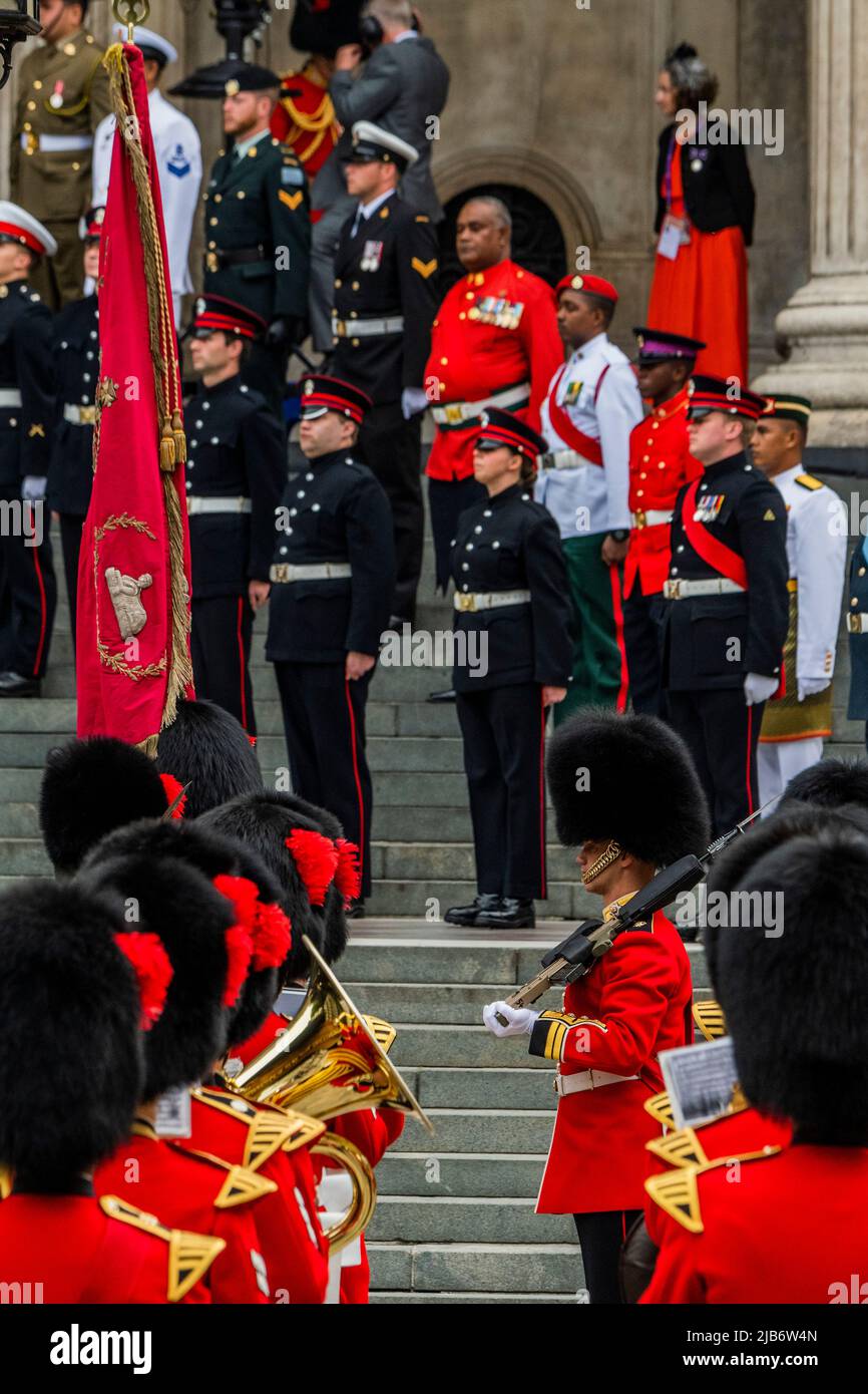 London, Großbritannien. 3.. Juni 2022. Die Ehrengarde besteht aus den Guarsdmen, der Hauskavallerie, dem HAC, den Marines und Vertretern der Commonwealth-Kräfte - der Erntedankgottesdienst in der St. Pauls Cathedral im Rahmen der Feierlichkeiten zum Platin-Jubiläum von HM der Königin Elisabeth. Kredit: Guy Bell/Alamy Live Nachrichten Stockfoto