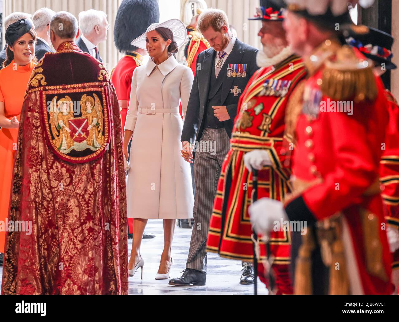 Der Herzog und die Herzogin von Sussex nehmen am zweiten Tag der Feierlichkeiten zum Platin-Jubiläum von Königin Elizabeth II. Am Nationalfeiertag des Erntedankfestes in der St. Paul's Cathedral, London, Teil Bilddatum: Freitag, 3. Juni 2022. Stockfoto