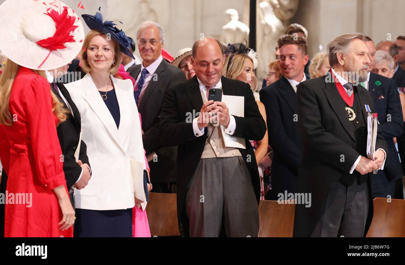 Außenministerin Liz Truss und Verteidigungsminister Ben Wallace (Mitte) nehmen am zweiten Tag der Feierlichkeiten zum Platin-Jubiläum von Königin Elizabeth II. Am Nationalfeiertag des Erntedankfestes in der St. Paul's Cathedral, London, Teil Bilddatum: Freitag, 3. Juni 2022. Stockfoto