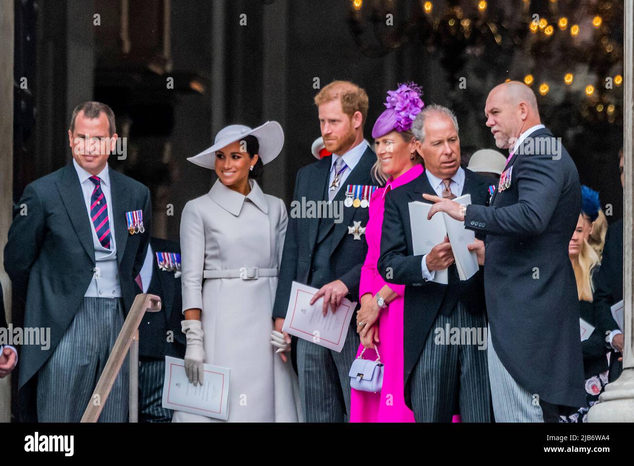 London, Großbritannien. 3.. Juni 2022. Prinz Harry und Megan, Herzog und Herzogin von Sussex, verlassen das Hotel, nachdem sie sich mit Mike Tindal und Zara Phillips und Peter Phillips unterhalten haben - den Erntedankfest-Gottesdienst in der St. Pauls Cathedral im Rahmen der Feierlichkeiten zum Platin-Jubiläum von HM, der Königin Elizabeth. Kredit: Guy Bell/Alamy Live Nachrichten Stockfoto