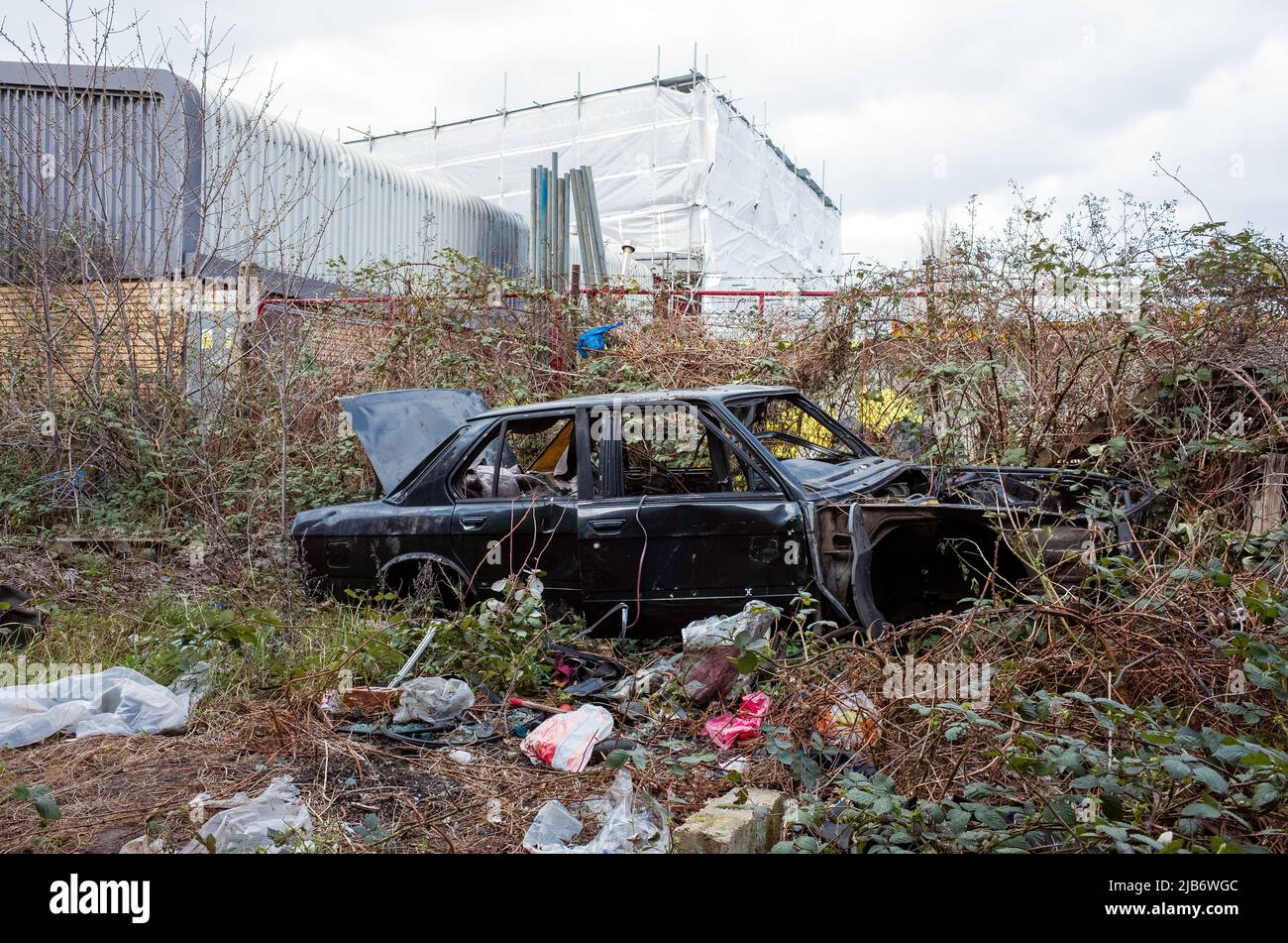 Verlassene und zerstörte Autos am Rande von London in Beckton. Stockfoto