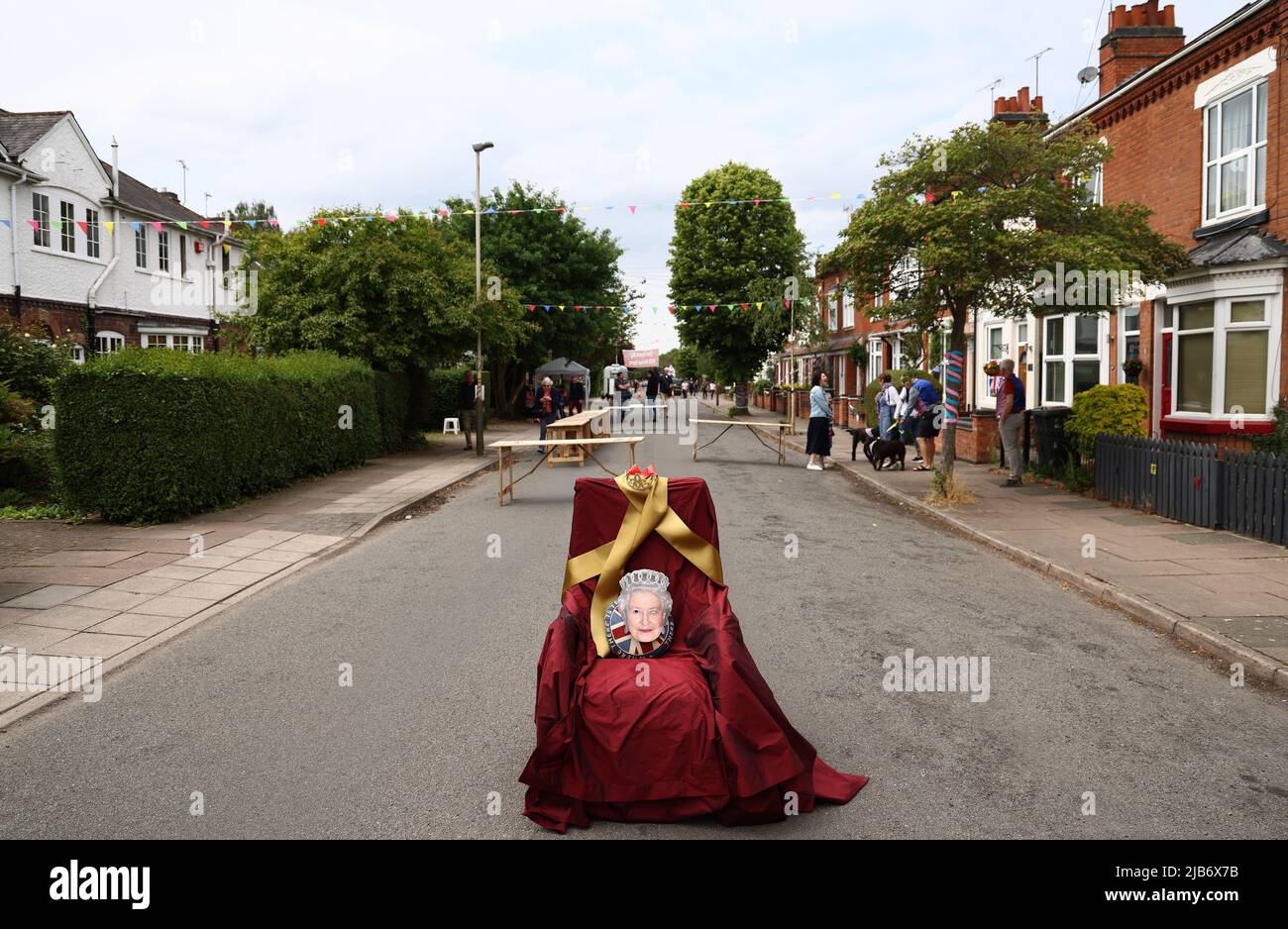 Leicester, Leicestershire, Großbritannien. 3.. Juni 2022. Während der Knighton Church Road Street Party zur Feier des Platin-Jubiläums der Königin sitzt ein Thron auf der Straße. Credit Darren Staples/Alamy Live News. Stockfoto