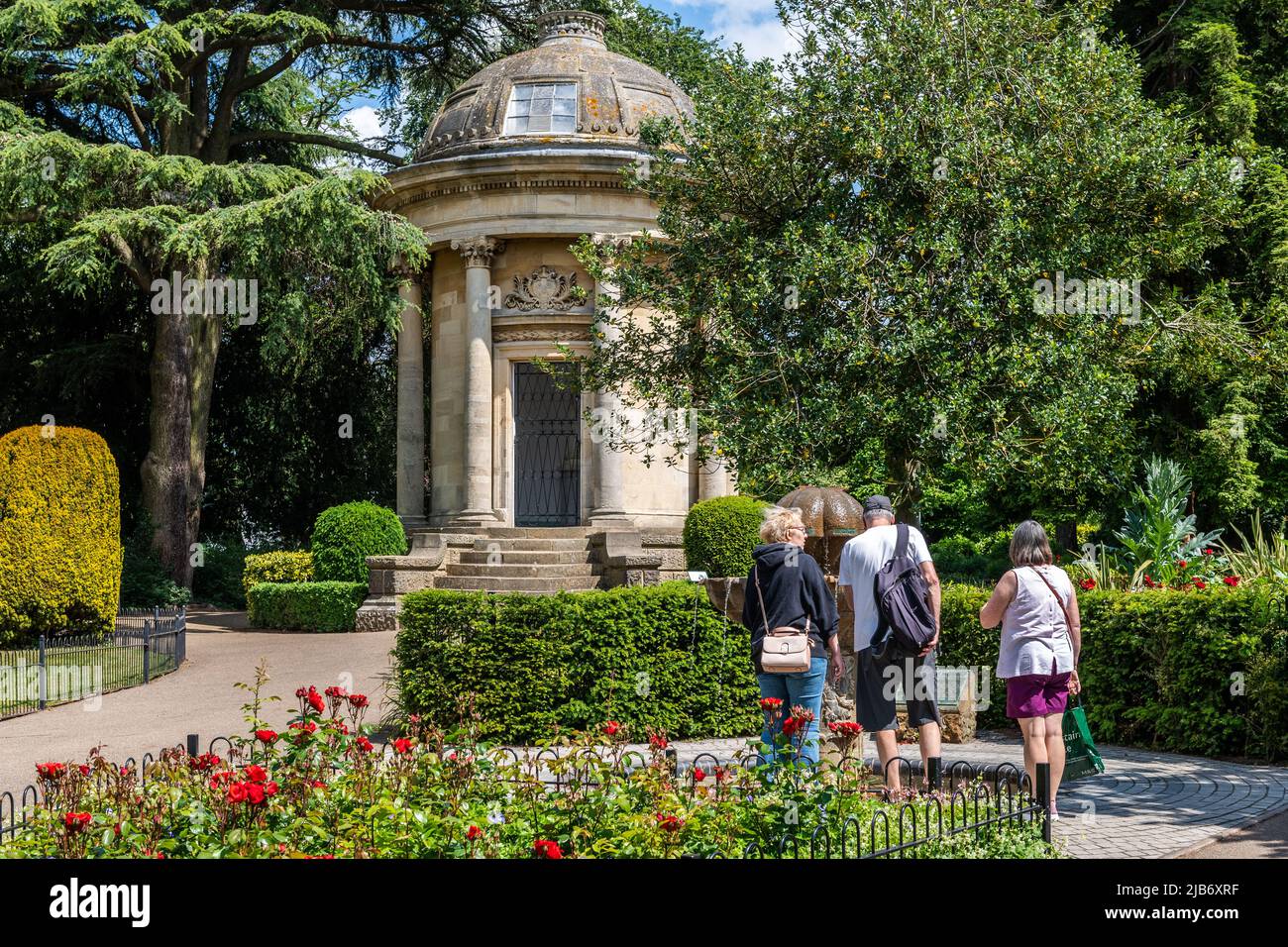 Jephson Memorial und Czech Fountain in Jephson Gardens, Royal Leamington Spa, Warwickshire, Großbritannien. Stockfoto