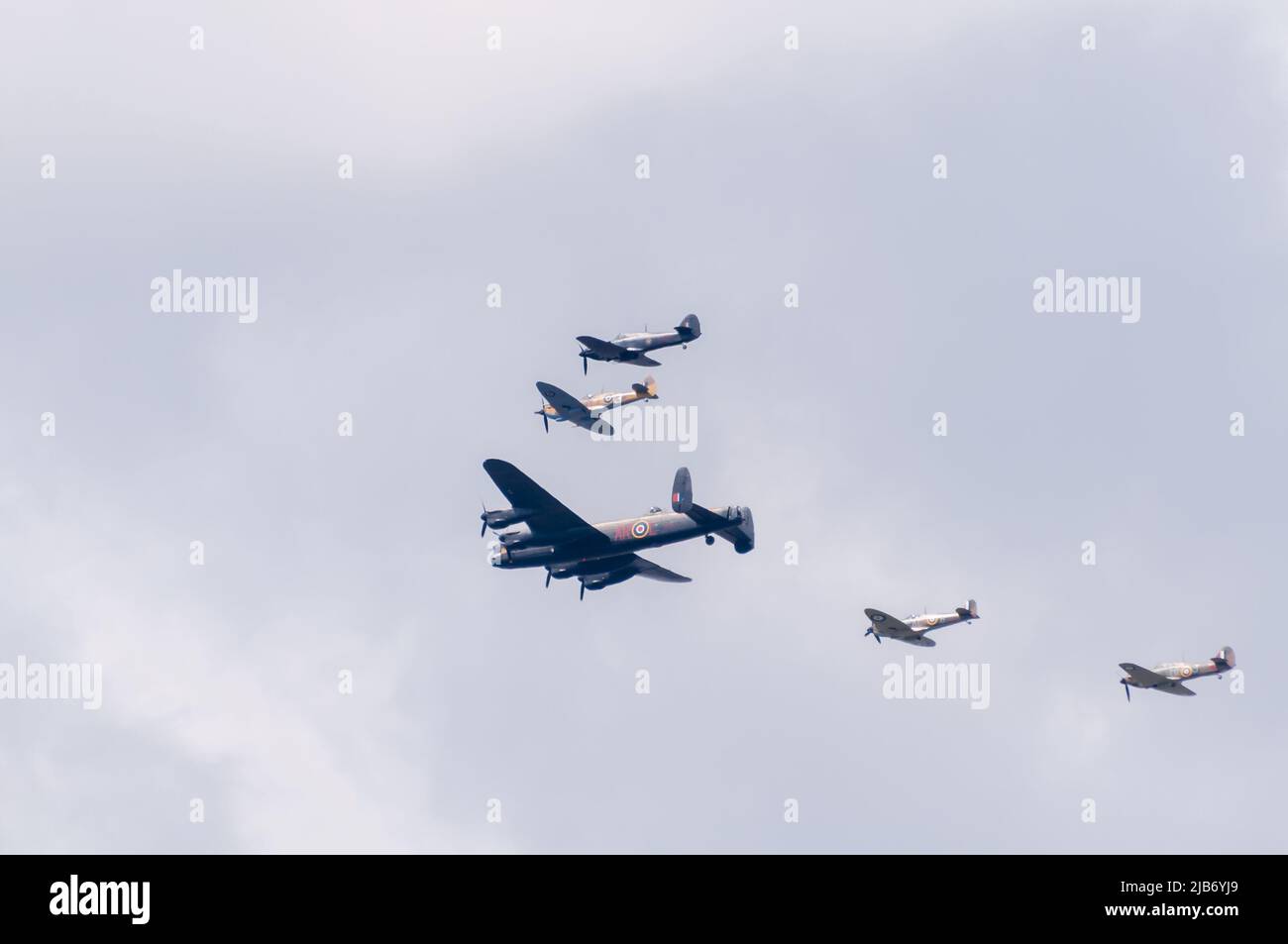 Die Flugzeuge der Royal Air Force fliegen während der Feier des britischen British Jubilee der Königin Elizabeth in London vorbei Stockfoto