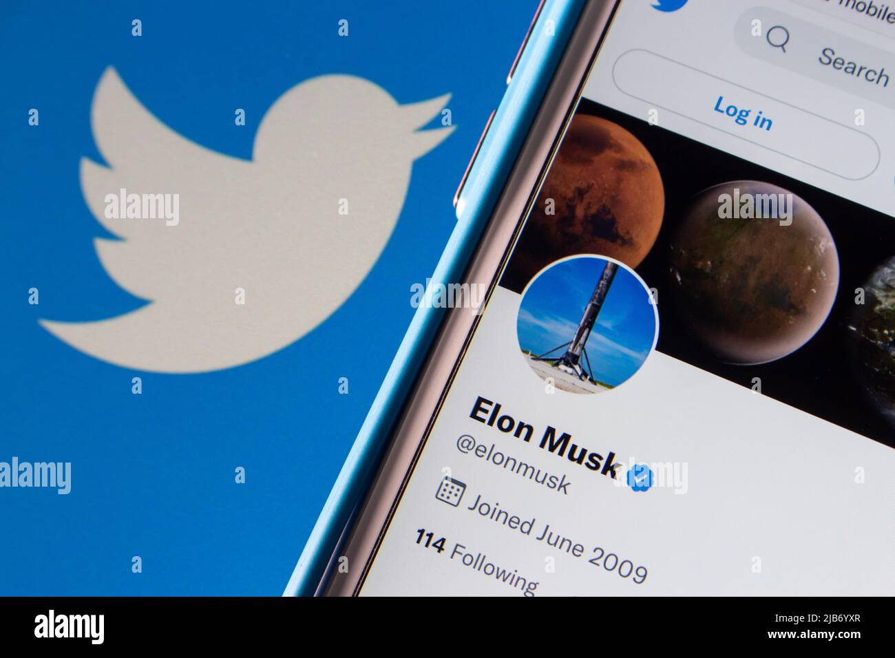 Elon Musk twitter-Account auf einem iPhone in dunkler Stimmung. Im April 2022 kündigte Twitter an, dass Musk dem Vorstand von Twitter beitreten würde Stockfoto