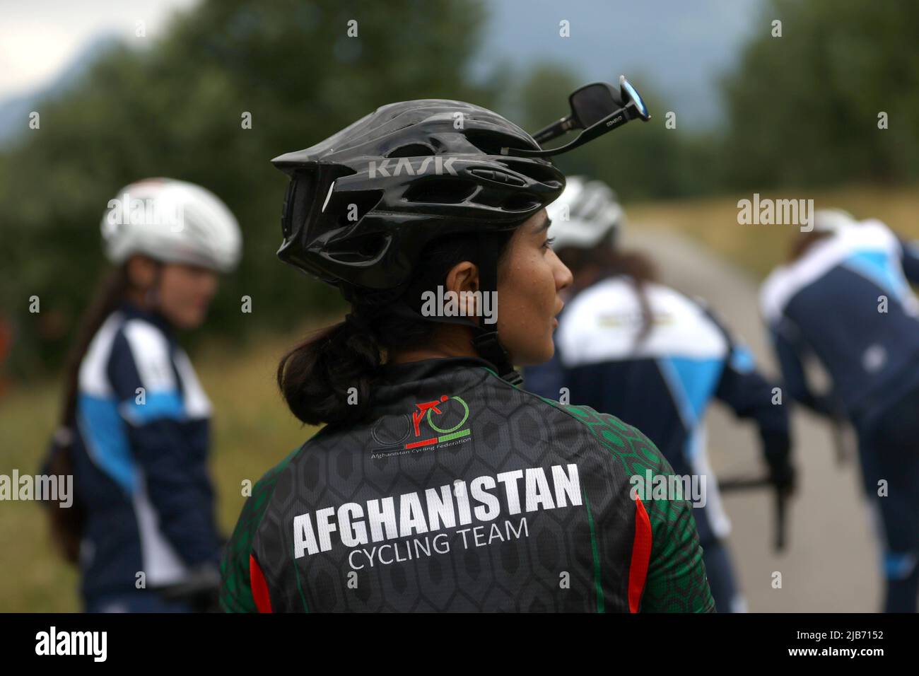 Afghanische Flüchtlinge Wahida Hussaini bereiten sich auf den Radweg im Centre Mondial du Cyclisme der Union Cycliste Internationale (UCI) vor, während einer Medienchance in Aigle, Schweiz, am 3. Juni 2022. REUTERS/Denis Balibouse Stockfoto