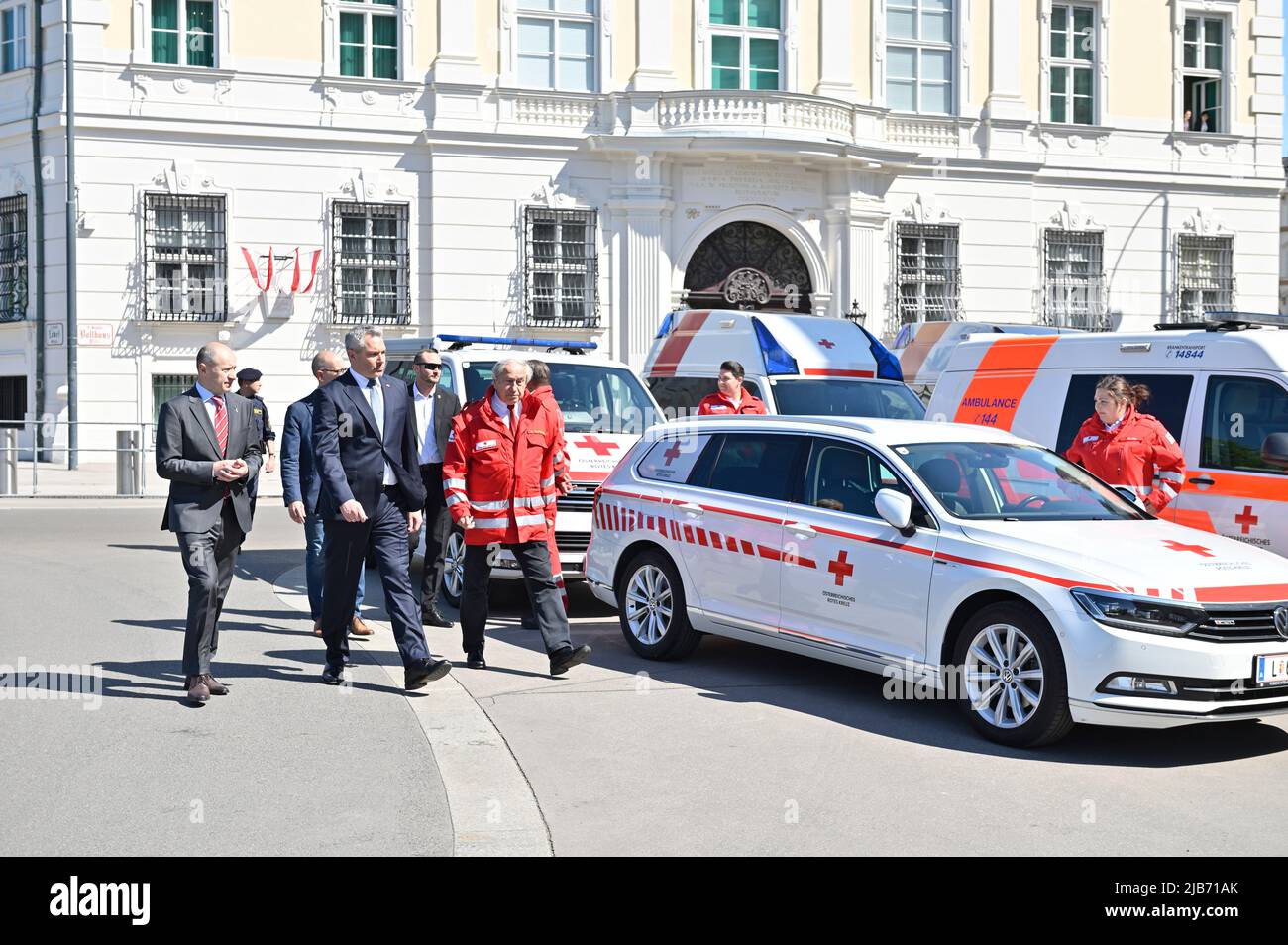 Wien, Österreich. 3. Juni 2022. Abschied von Rettungsfahrzeugen für die Ukraine mit (von L bis R) ukrainischem Botschafter Vasyl Khymynets, österreichischem Bundeskanzler Karl Nehammer (ÖVP) und dem Präsidenten des österreichischen Roten Kreuzes, Gerald Schöpfer. Die österreichische Bundesregierung stellt diese Fahrzeuge zur Unterstützung der ukrainischen Bevölkerung bereit, wie der Bundeskanzler während seines Besuchs in Kiew im April versprach Stockfoto