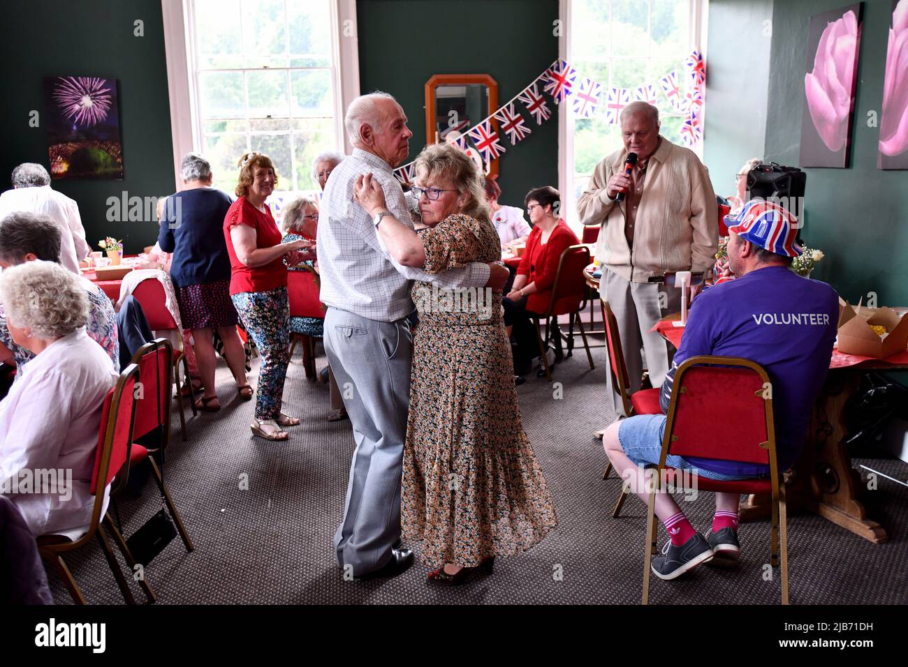 Ironbridge, Shropshire, Großbritannien. Juni 3. 2022. Queen's Platinum Jubilee Tea Dance. Ironbridge und Coalbrookdale Civic Society Platinum Jubilee Tea Dance im Tontine Hotel.Quelle: Dave Bagnall /Alamy Live News Stockfoto