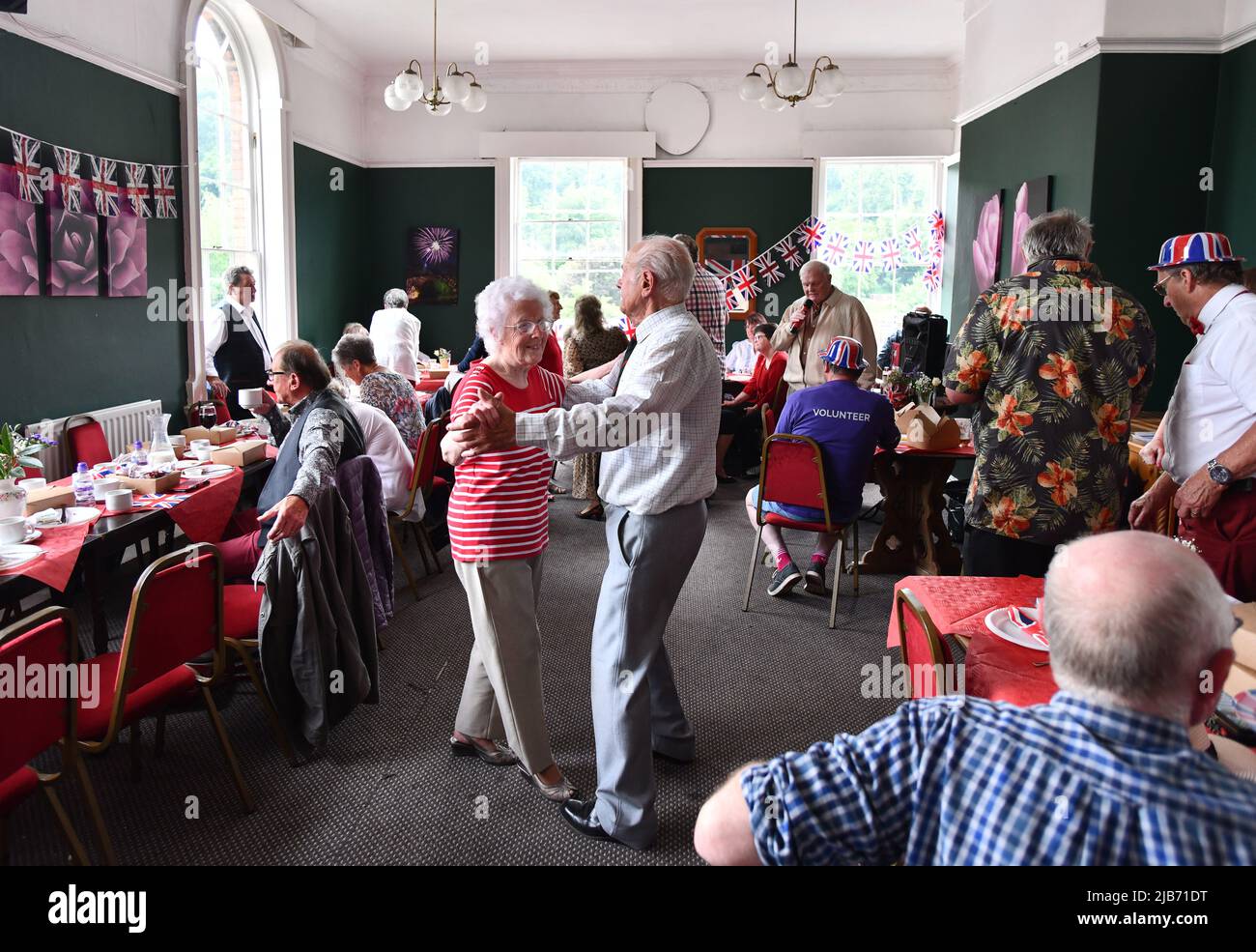 Ironbridge, Shropshire, Großbritannien. Juni 3. 2022. Queen's Platinum Jubilee Tea Dance. Ironbridge und Coalbrookdale Civic Society Platinum Jubilee Tea Dance im Tontine Hotel.Quelle: Dave Bagnall /Alamy Live News Stockfoto