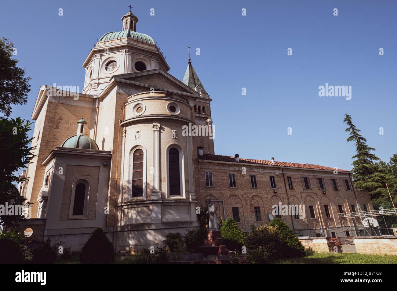 Italien, Den 2. Juni 2022. Die Kirche von Sant'Antonio di Padova im Zentrum von Predappio in der Provinz Forli Cesena in der Emilia Romagna Stockfoto