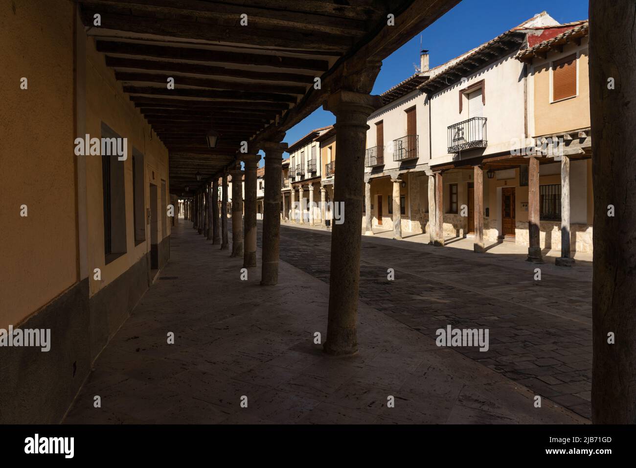 Straßen mit einer traditionellen kastilischen Architektur mit ihren Häusern mit Arkaden in Ampudia, Palencia, Castilla y León, Stockfoto