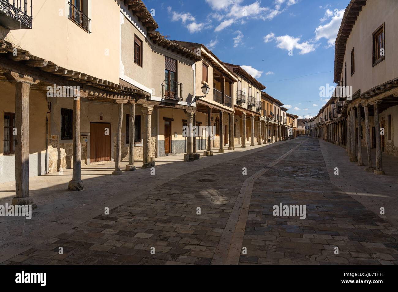 Straßen mit einer traditionellen kastilischen Architektur mit ihren Häusern mit Arkaden in Ampudia, Palencia, Castilla y León, Stockfoto