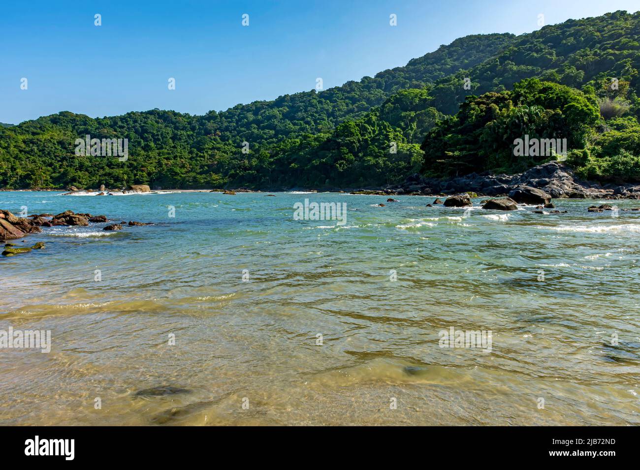 Paradies tropischer Strand mit Bergen und Wäldern in der Küstenregion Bertioga des Bundesstaates Sao Paulo, Brasilien Stockfoto