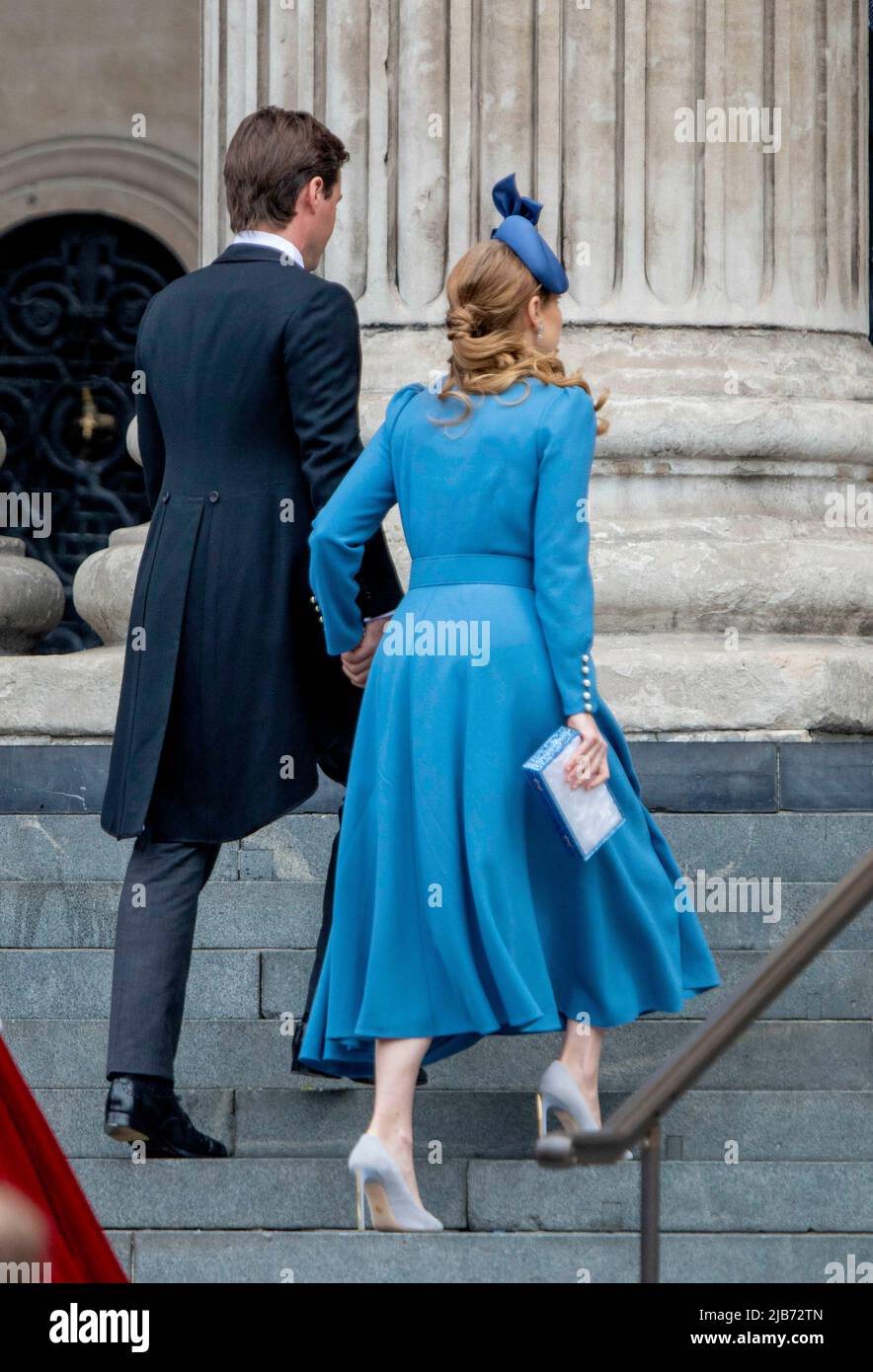 Prinzessin Beatrice und Edoardo Mapelli Mozzi treffen am 03. Juni 2022 in der St. Pauls Cathedral in London ein, um am Gottesdienst zum Nationalfeiertag des Erntedankfestes teilzunehmen, bei dem das Platin-Jubiläum Ihrer Majestät Königin Albert Nieboer/Niederlande OUT/Point de Vue OUT GEFEIERT wird Stockfoto