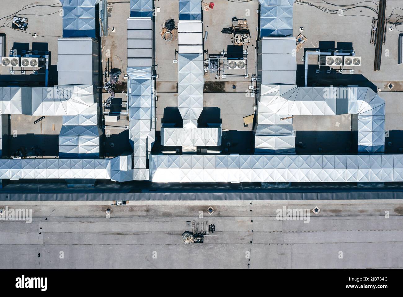 Lüftungsanlage für die Klimaanlage auf dem Gebäudedach Industrielle Luft System der Lüftung und Klimaanlage. Luftaufnahme. Stockfoto