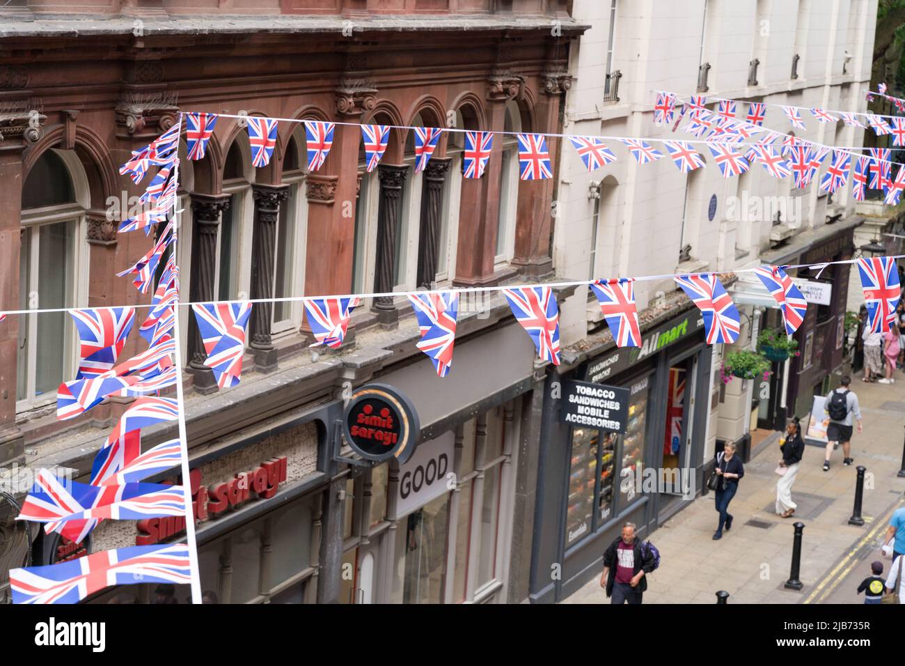 London, 3.. Juni 2022. Tag 2 der Platin-Jubiläumsfeier. Kredit: Union Jack Fahne, die über Fußgängerstraße nahe Charing Kreuz, Trafalgar Platz wehte. Glosszoom/Alamy Live Nachrichten Stockfoto