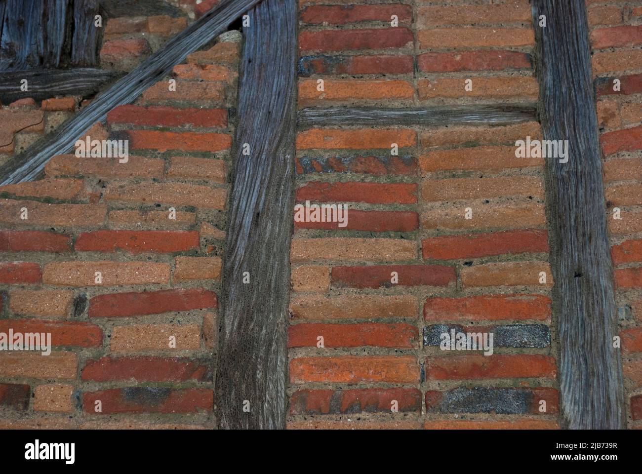 Roter Backsteinrahmen mit Holzbalken im jüdischen Viertel Hervas Stockfoto