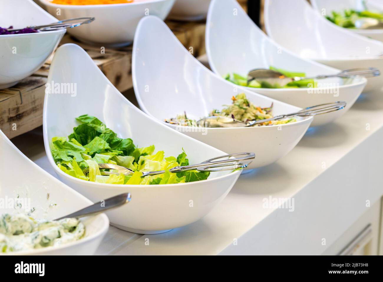 Salatbar mit Gemüse im Restaurant. Gesundes Lebensmittelkonzept Stockfoto