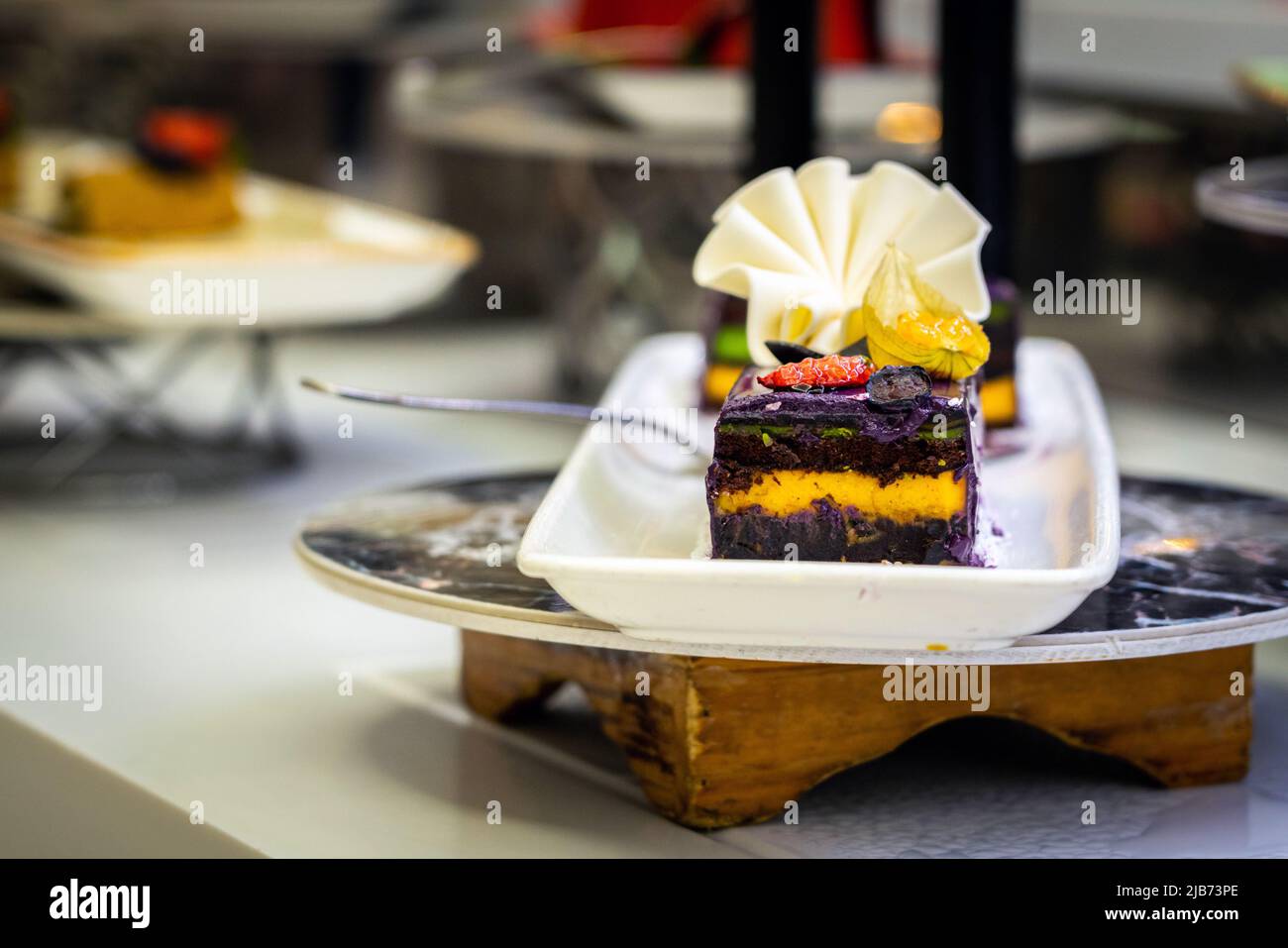 Schokoladen-Mini-Kuchen auf einem Teller in der Hotel-Minibar Stockfoto